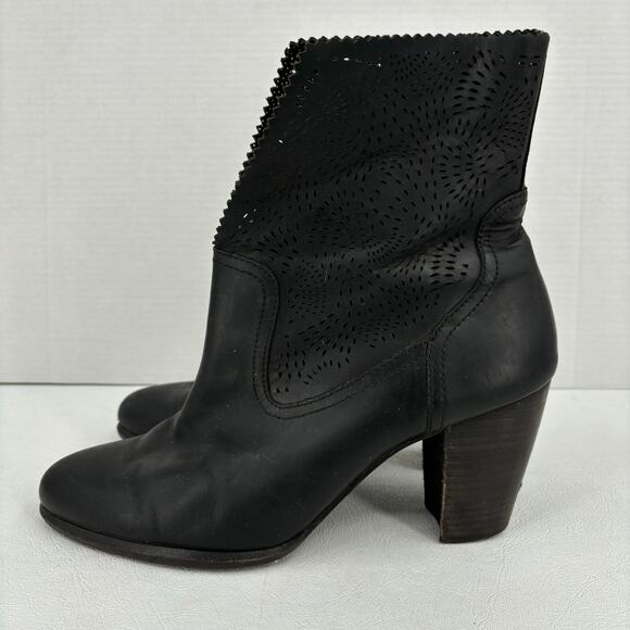 UGG Thames Ankle Boots Size 11 Black Perforated Leather Boots Block Heel - Picture 5 of 13